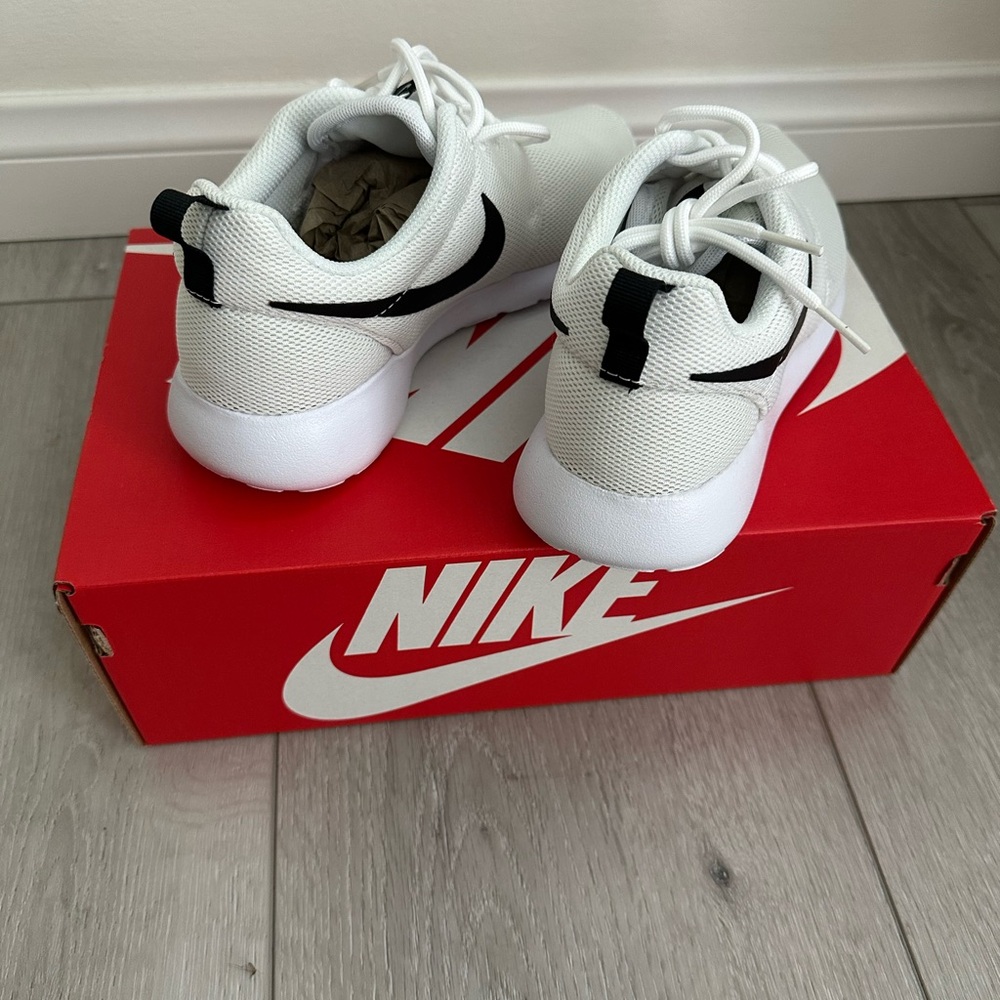 Nike Roshe One White and Black Box - Picture 4 of 6